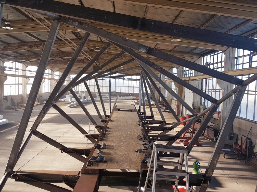 Probemontage einer Fußgängerbrücke Stadion